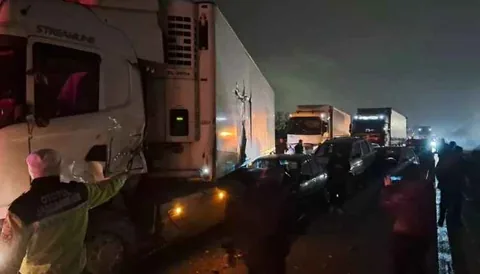 Sakarya’da Anadolu Otoyolu’nda 17 Araç Birbirine Girdi! Zincirleme Kazada 7 Yaralı — haber görseli
