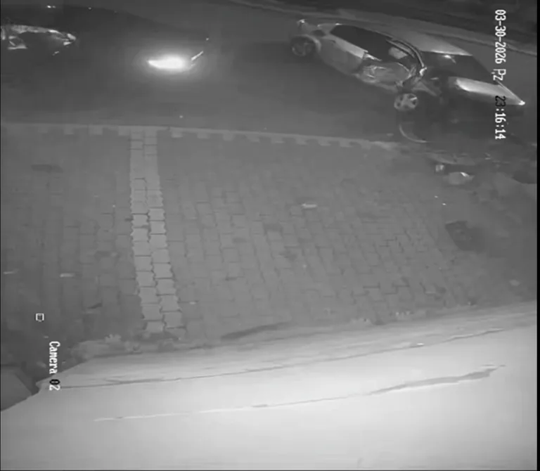 Kayseri Esenyurt'ta 2 Otomobilin Çarpıştığı Feci Kaza Kameralara Yansıdı — haber görseli