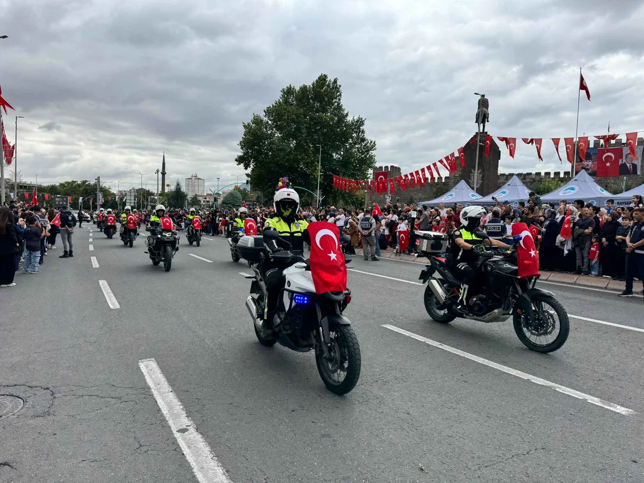 Vali Çiçek’ten Kayseri Meydanı’ndan Güçlü Mesaj: “Biz Hep Var Olacağız, Bedel Ödedik, Bedel Ödeyeceğiz” — haber görseli