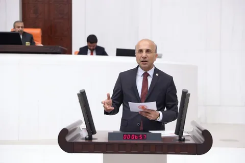 Bülent Ecevit’in Medine’deki Mirası Meclis Gündeminde! CHP’li Genç Soru Önergesi Verdi — haber görseli