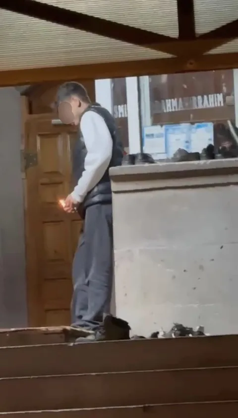 Cami Cemaatine Pusu Kuran Saygısız Paketlendi! Teravih namazında camiye torpil atan çocuk yakalandı — haber görseli