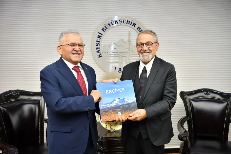BAŞKAN BÜYÜKKILIÇ, PROF. DR. NACİ GÖRÜR’Ü AĞIRLADI — haber görseli