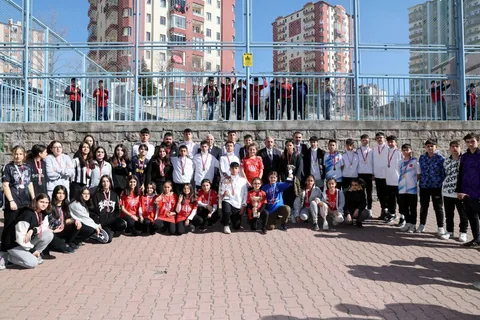 BAŞKAN YALÇIN'DAN ŞAMPİYON ÖĞRENCİLERE TEBRİK — haber görseli