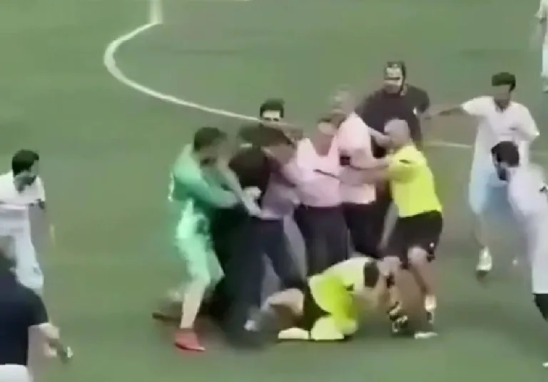 Amatör Maçta Skandal! Futbolcular Hakeme Saldırdı — haber görseli