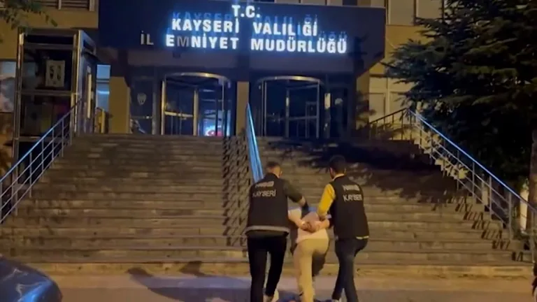Polisten Şok Baskın: Uyuşturucu ve Silahlarla Yakalanan Şüpheli Tutuklandı — haber görseli