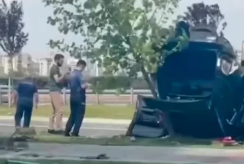 Aşık Veysel Bulvarı'nda Kaza! Direksiyon Hakimiyetini Kaybeden Araç Takla Attı — haber görseli