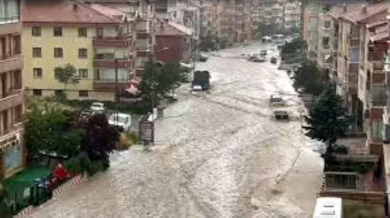 ÜLKEMİZİN EN BÜYÜK SORUNU ALT YAPI SORUNUDUR! Sağanak Yağış Şehirlerimizi Venedik'e Çevirdi — haber görseli