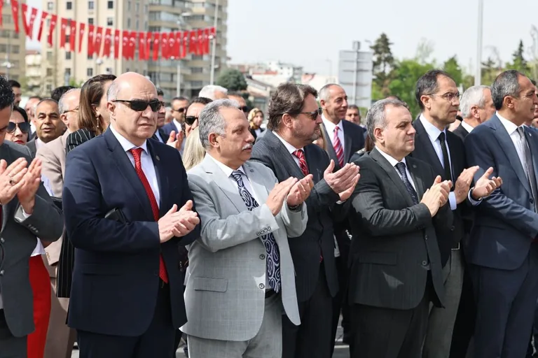 Cumhuriyet Meydanında 23 Nisan töreni düzenlendi — haber görseli