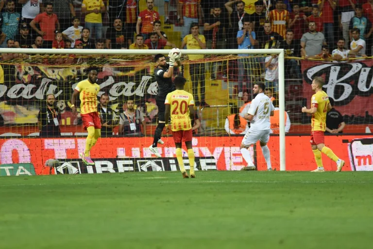 Kayserisporlu Bilal Bayazit, Süper Lig'de En Fazla Kurtarış Yapan Kaleci Oldu — haber görseli