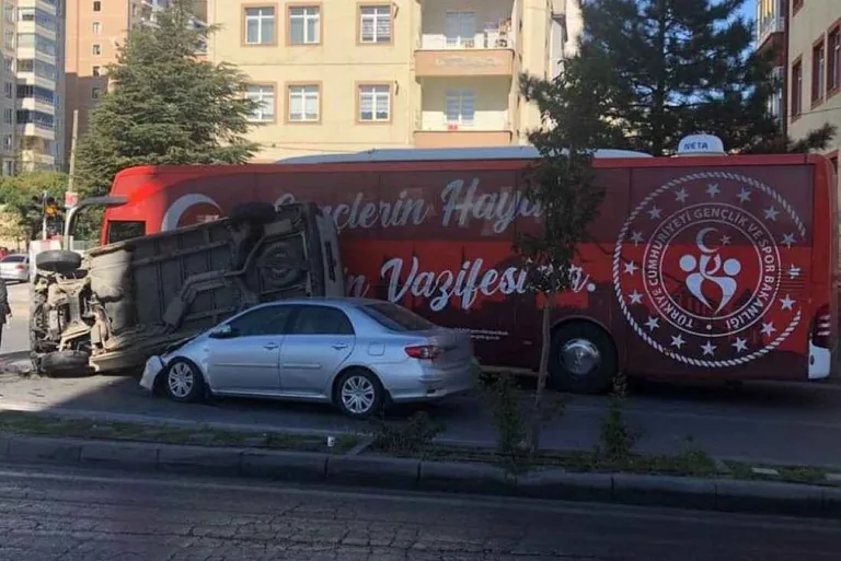 Kayseri’de Kontrolünü Kaybeden Minivan Yan Yattı: Hafif Yaralı Sürücü Kurtarıldı — haber görseli