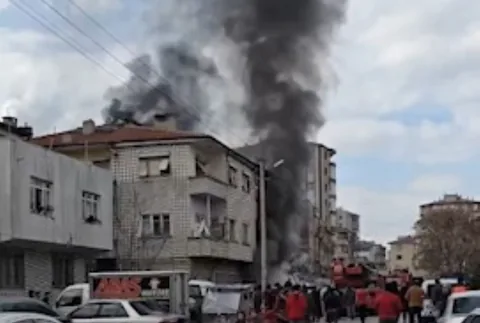 Kayseri'de Korku Dolu Anlar! 3 Katlı Binanın Giriş Katında Yangın — haber görseli
