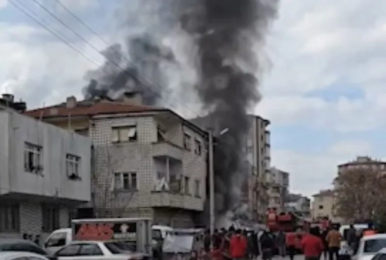 Kayseri'de Korku Dolu Anlar! 3 Katlı Binanın Giriş Katında Yangın — haber görseli