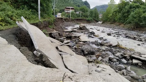 Samsun'un Terme İlçesinde Şiddetli Yağış Nedeniyle Yol Çöktü: Ekipler Harekete Geçti — haber görseli