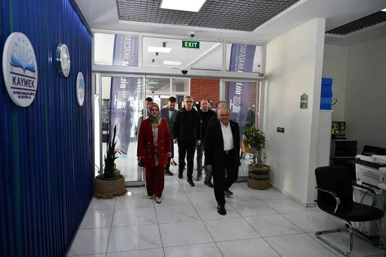 Kayseri Bilişim Akademi Gençleri Geleceğe Hazırlıyor: Başkan Büyükkılıç, Geleceğin Bilişim Yıldızları ile Buluştu — haber görseli