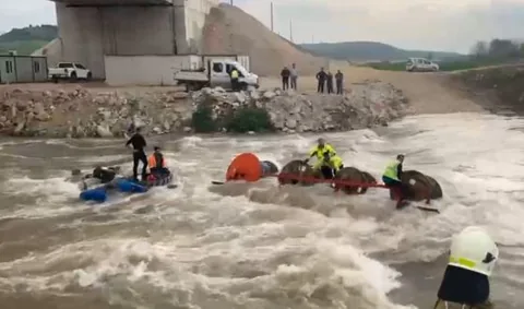 Bursa'da dereyi traktörle geçmeye çalışan 10 işçi, aracın devrilmesiyle mahsur kaldı — haber görseli