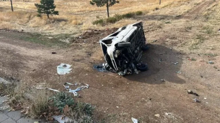 Sivas’ta Minibüs Takla Attı! 15 Yaşındaki Sürücü Yusuf Şeker Hayatını Kaybetti: 3 Yaralı — haber görseli