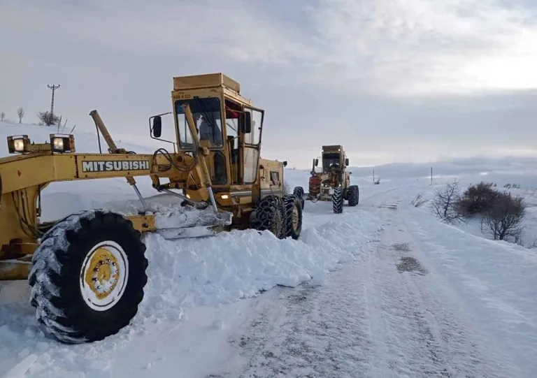 Kayseri’de Kar Seferberliği: Kapanan 47 Mahalle Yolu Yeniden Ulaşıma Açıldı! — haber görseli