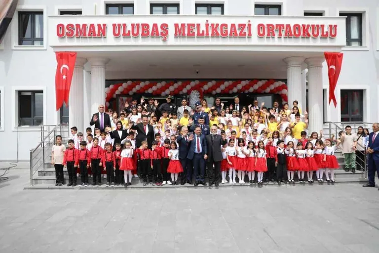 Kayseri'de 23 Nisan Coşkusu! Vali Çiçek'e Çocuklardan Sevgi Seli — haber görseli