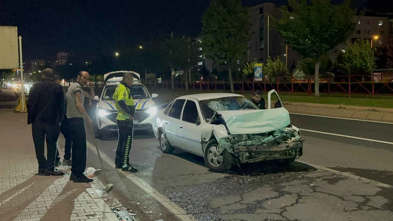 SonDakika... Kayseri Talas Bulvarı'nda Kaza: İki Otomobil Çarpıştı Ortalık Savaş Alanına Döndü — haber görseli