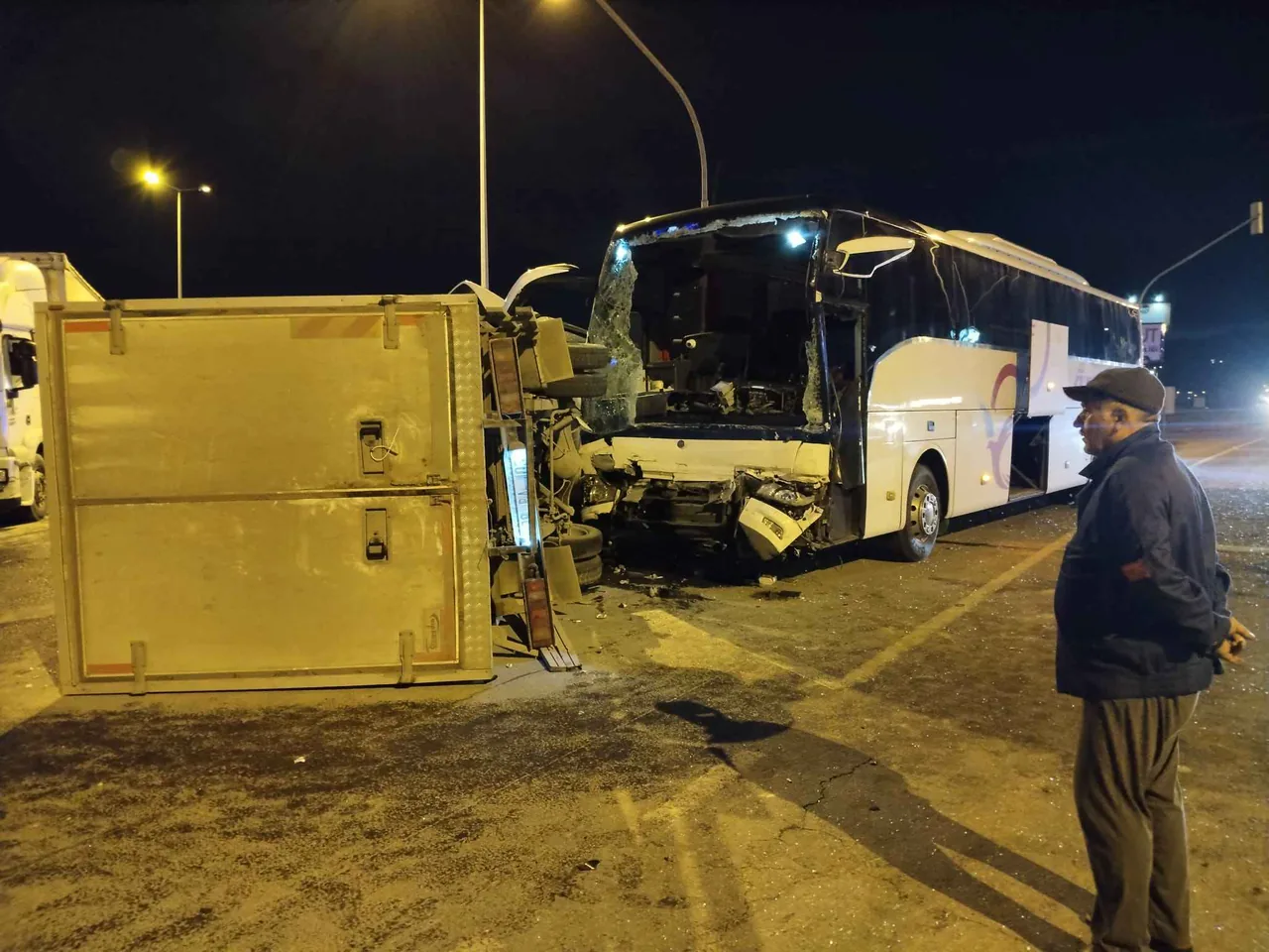 Osman Kavuncu Bulvarı’nda Can Pazarı: Kayseri'de Öz Sivas yolcu otobüsü ile kamyonet çarpıştı: 5 Yaralı! — haber görseli