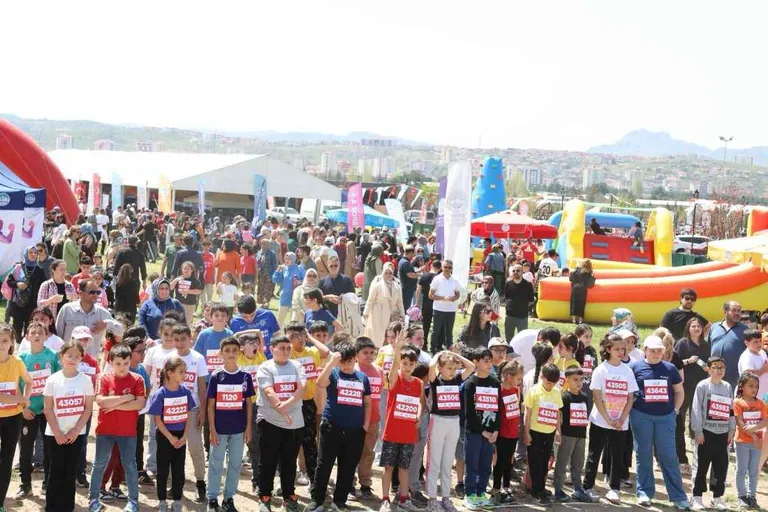 SPOR A.Ş.’NİN ÇOCUK KOŞUSUNA YÜZLERCE MİNİK SPORCU KATILDI — haber görseli