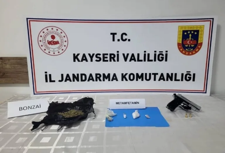 Kayseri’de Jandarmadan Zehir Tacirlerine Darbe! Uyuşturucu ve Silah Ele Geçirildi — haber görseli