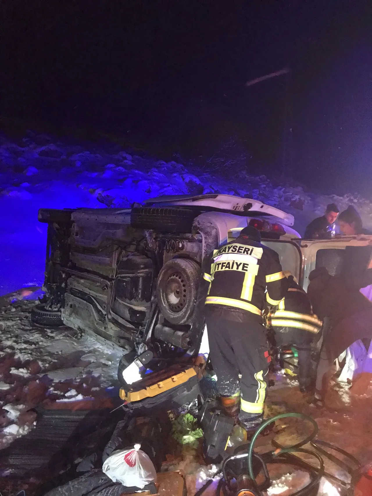 KAPUZBAŞI YOLUNDA CAN PAZARI: KAR FACİAYI GETİRDİ, HAFİF TİCARİ ARAÇ ŞARAMPOLE UÇTU :4 YARALI! — haber görseli