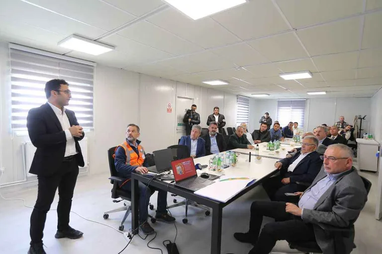 Başkan Büyükkılıç'tan Yüksek Hızlı Tren İncelemesi: 2027-2028 Gibi Kayseri Hızlı Trenle Buluşacak — haber görseli