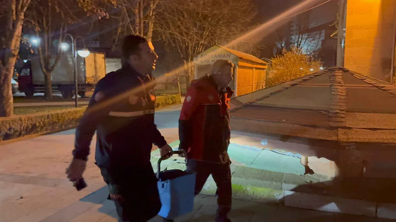 Kayseri Mimarsinan Parkı’nda Gece Yarısı Yangın: Tarihi Medresenin Yanı Alevlere Teslim Oldu! — haber görseli