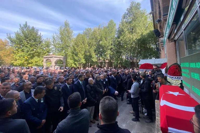 Kayseri Siyasetinin Duayeni Çakmakoğlu, Dualarla Son Yolculuğuna Uğurlandı — haber görseli