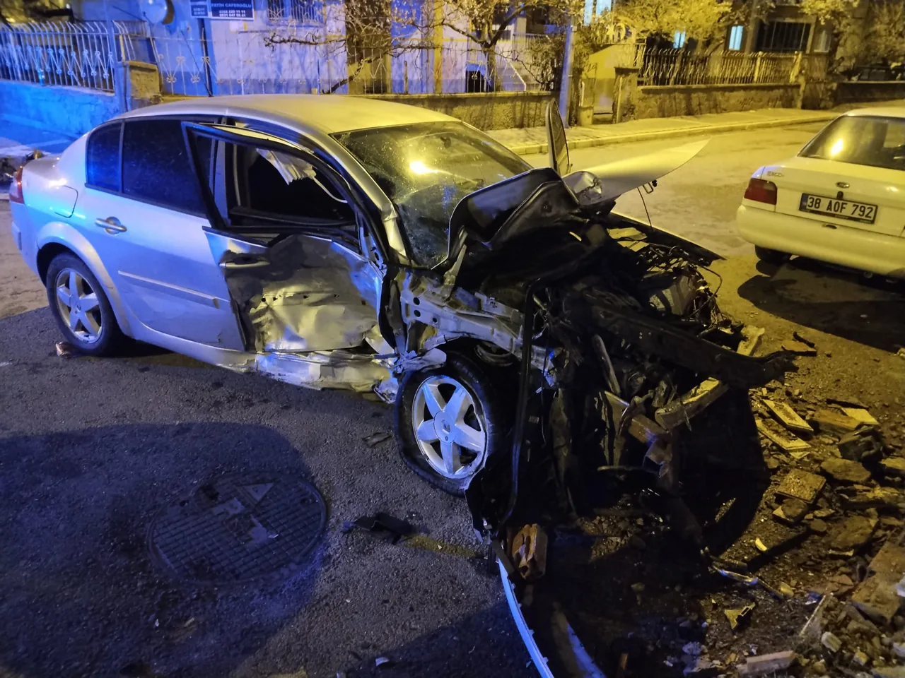 Son Dakika... Gece Yarısı Dehşet! İki Otomobil Kafa Kafaya Çarpıştı: 1’i Ağır 5 Yaralı — haber görseli