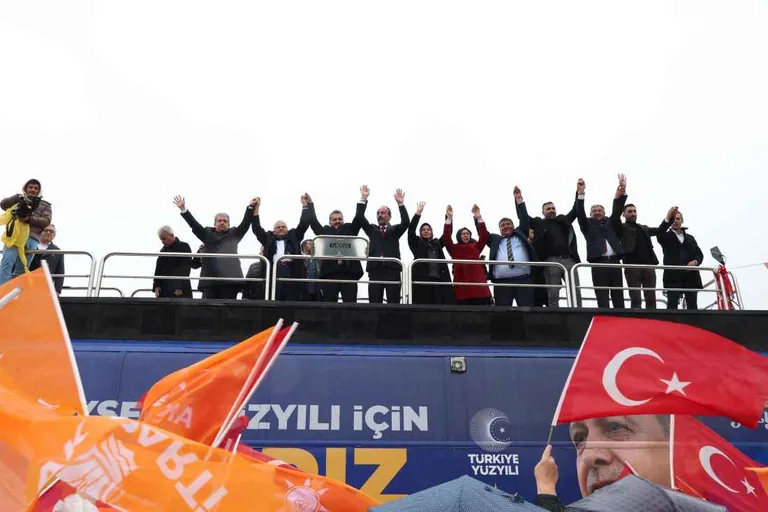 Tomarzalılar, Toplu Açılış Töreninde Başkan Büyükkılıç'ı Bağrına Bastı — haber görseli