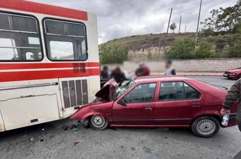 Kayseri'de Halk otobüsü ile otomobil çarpıştı: 3 yaralı — haber görseli