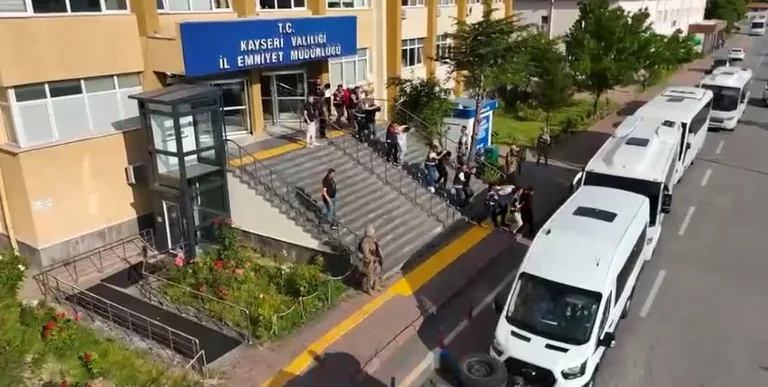 Kayseri Polisi 6 İlde Düğmeye Bastı! 757 Milyon Liralık Vurgun.. 17 Bin Kişiyi Dolandıran Şebeke Çökertildi — haber görseli
