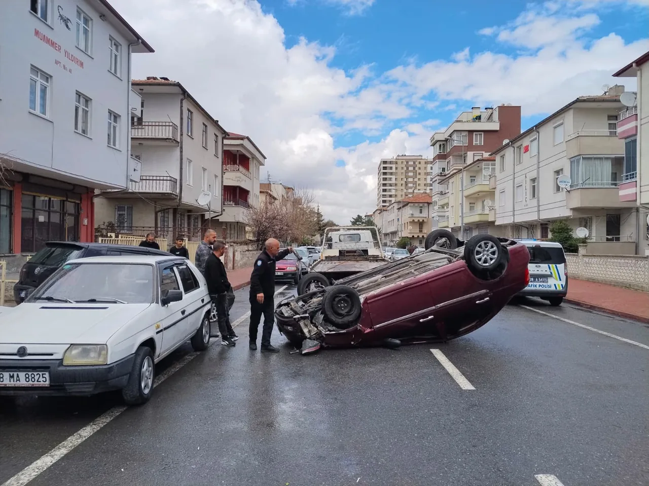 Yenimahalle 16. Cadde Feci Kaza: Kontrolü Kaybeden Sürücü Park Halindeki Araca Çarpıp Takla Attı! — haber görseli