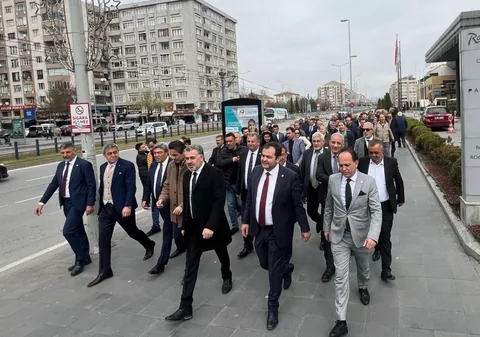 Kazım Yücel'den Başkan Büyükkılıç'a Sert Eleştiri: Belediye kaynaklarıyla Memduh Bey kendine reklam yapıyor — haber görseli