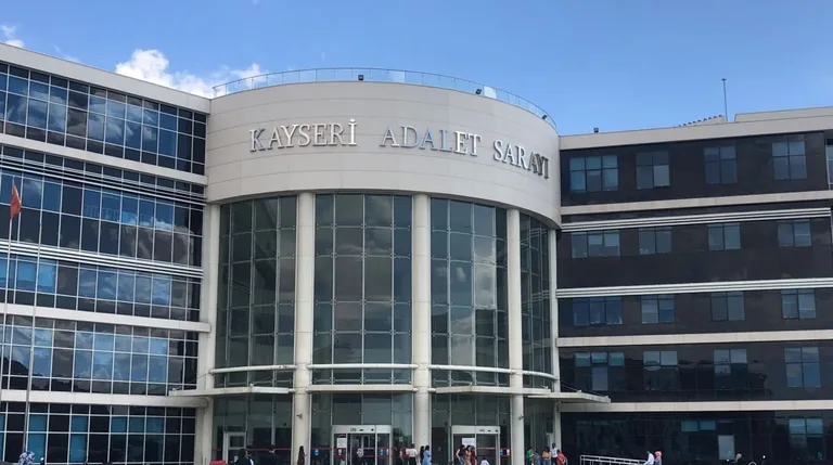 KAYSERİ'DE TRAFİK POLİSİNİ YARALAYAN SÜRÜCÜ SERBEST BIRAKILDI — haber görseli