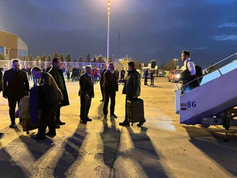 A Milli Futbol Takımı Kayseri'de Atlı Polisle Karşılandı — haber görseli