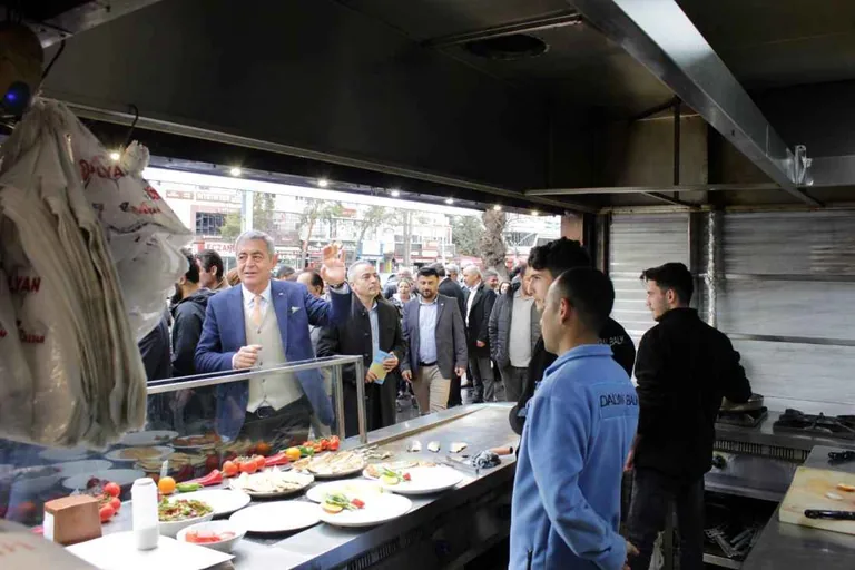 Kazım Yücel'den Başkan Büyükkılıç'a Sert Eleştiri: Belediye kaynaklarıyla Memduh Bey kendine reklam yapıyor — haber görseli