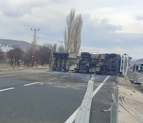 Kayseri Sarıoğlan'da Akaryakıt Yüklü Tanker Devrildi: Sürücü Yaralandı — haber görseli
