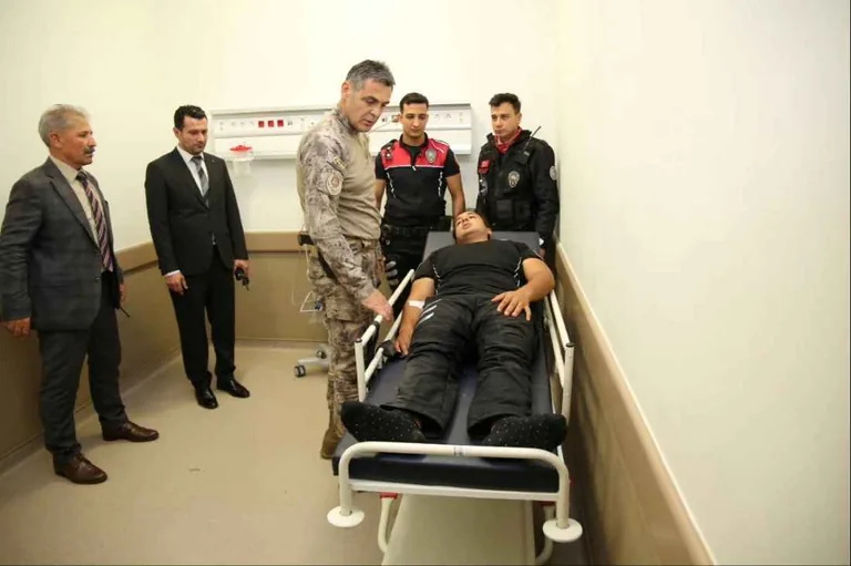 Emniyet Müdürü Atanur Aydın, Yaralı Yunus Polislerini Hastanede Ziyaret Etti — haber görseli