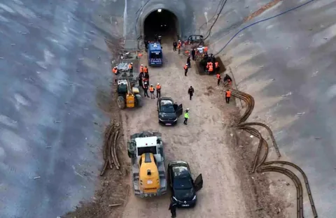 Hızlı tren inşaatı sırasında işçilerin üzerine kaya parçaları düştü! 1 Ölü, 1 Yaralı — haber görseli
