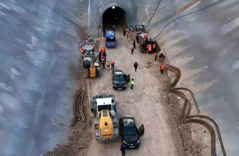 Hızlı tren inşaatı sırasında işçilerin üzerine kaya parçaları düştü! 1 Ölü, 1 Yaralı — haber görseli