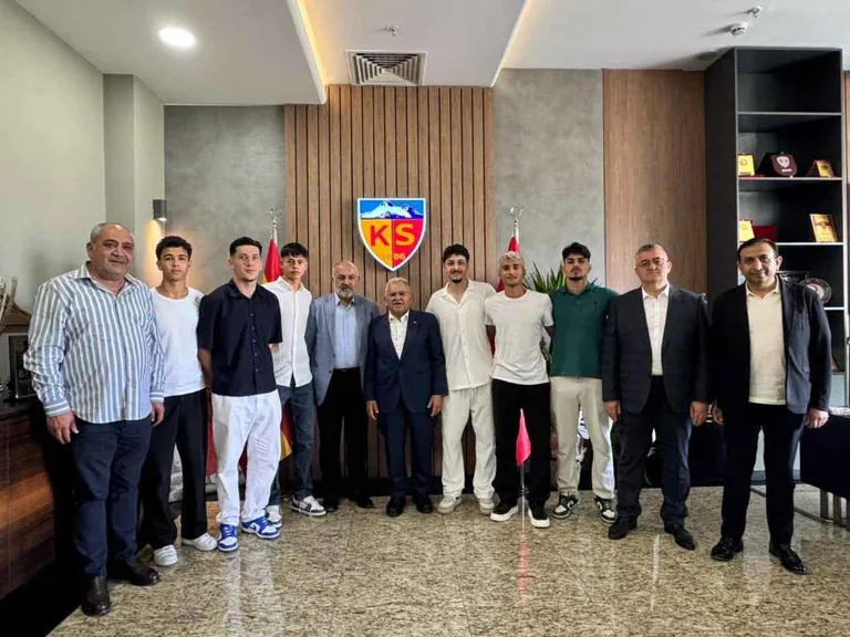 Kayserispor'da Genç Yetenekler Profesyonel Kariyere Adım Attı — haber görseli