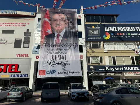 Kayseri’de CHP binasına Kemal Kılıçdaroğlu’nun fotoğrafa asıldı — haber görseli