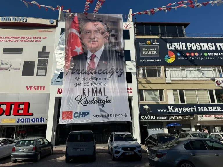 Kayseri’de CHP binasına Kemal Kılıçdaroğlu’nun fotoğrafa asıldı — haber görseli