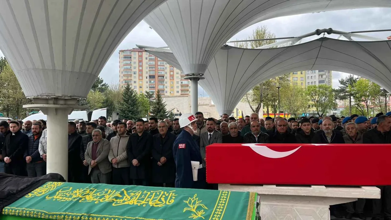 Şırnak'ta Görev başında hayatını kaybeden Uzman Çavuş Orhan Karakuş, Kayseri’de son yolculuğuna uğurlandı — haber görseli