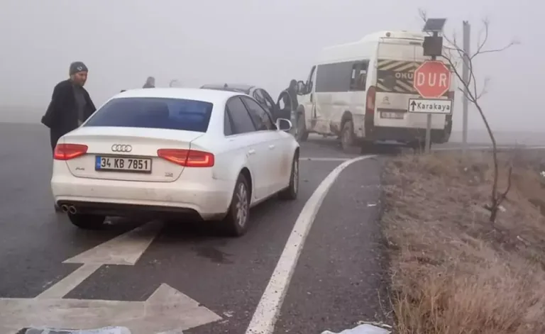 Gizli Buzlanma Nedeniyle Facia! Bünyan’da Servis Minibüsü İle Otomobil Çarpıştı:10 Yaralı — haber görseli
