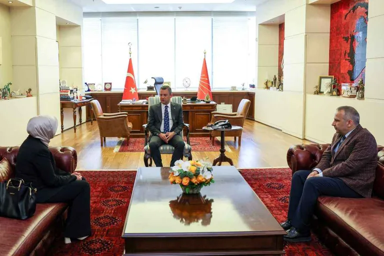 Ayşe Ateş, CHP Lideri Özgür Özel ile görüştü — haber görseli