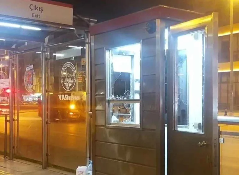 Tramvay Durağı Güvenlik Kulübesinin Camlarını Kıran 3 Kişi Yakalandı — haber görseli